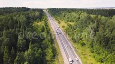在乡间道路上驾驶汽车穿过森林的鸟瞰图。 一杯。 <strong>驶过</strong>森林道路的汽车